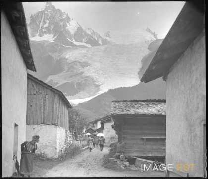 Randonneurs sur un chemin (Chamonix-Mont-Blanc)